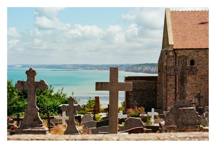 Graveyard with a view | Nikon F6 Portra 400