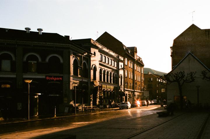 Golden glare. (Nikkormat EL, 28mm f/2.5, Superia 400)