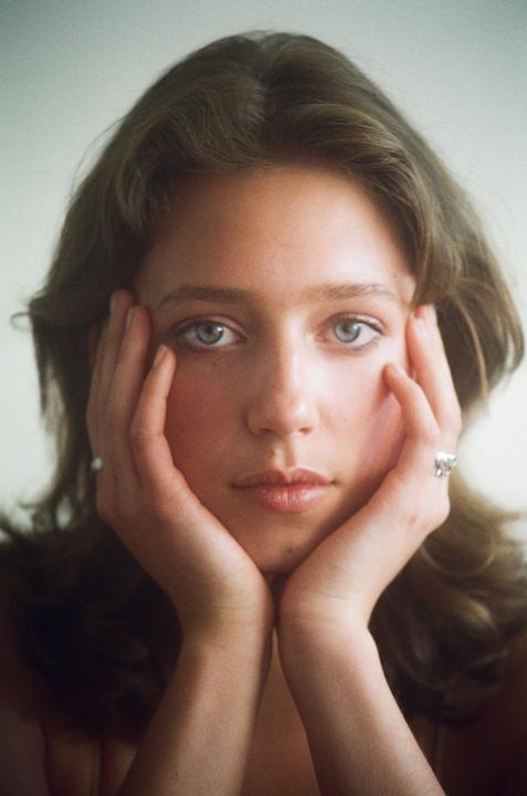 Sophie | Canon A1 | 35-70mm f2.8 | Portra 800