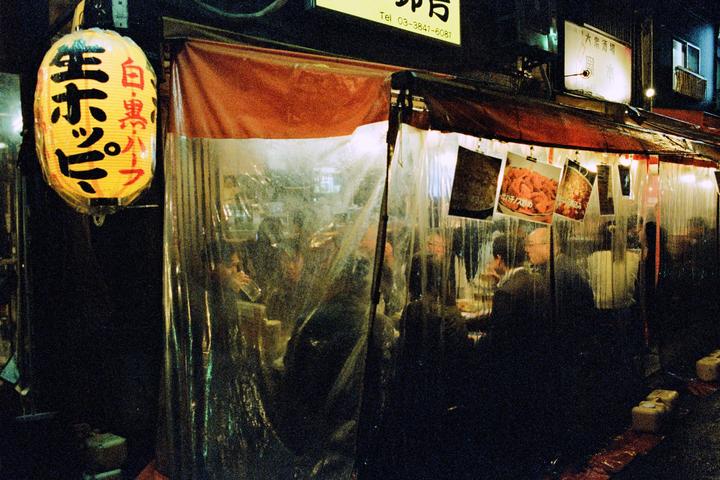 Izakaya [Kodak Vision3 500T +2, Canon A-1, FD 28mm F2.8]