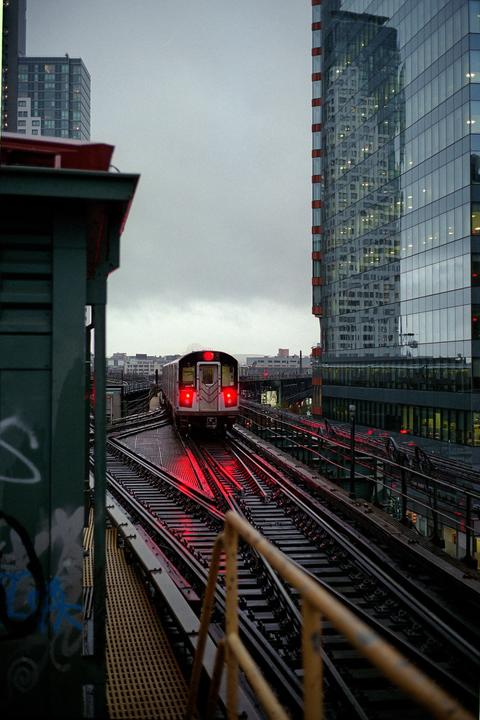 the 7 train (R2M - 40 1.4 - Superia 400)