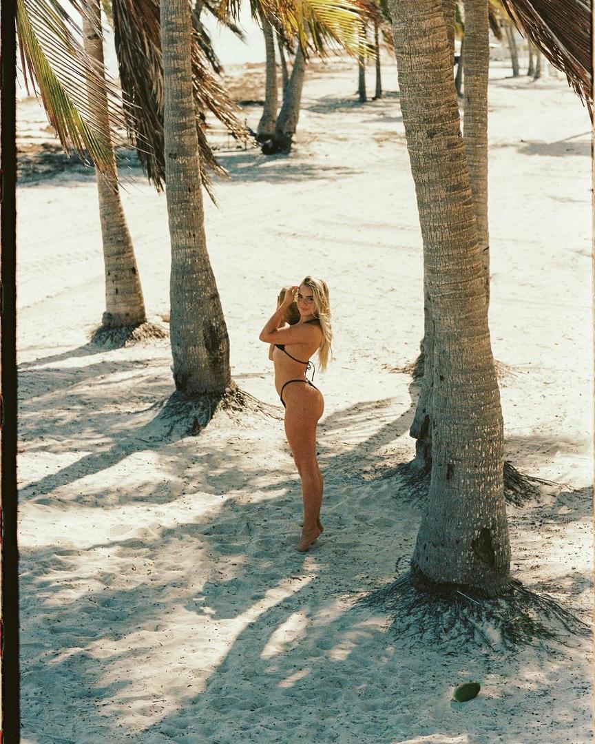 Casey Niles in Miami (Canon Elan Portra 400), shot on CANON ELAN