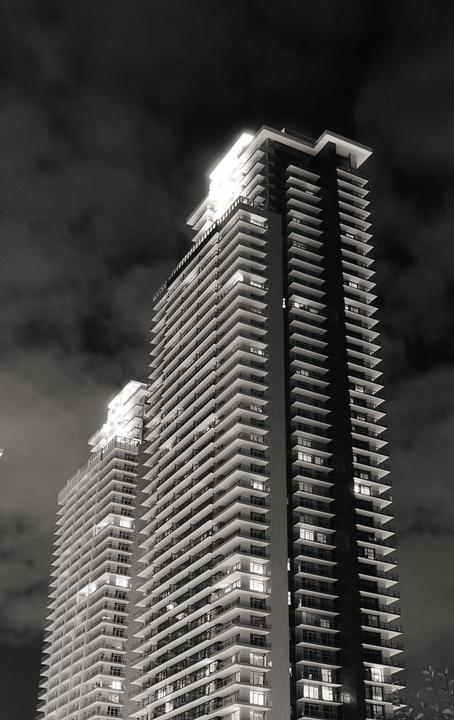 first time doing some night photography (pentax k1000, SMC Pentax-M 50mm F1.7, 2021 expired fuji acros II)