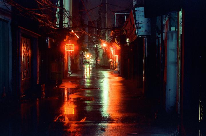 1:30 am, in the rain[Minolta x370, 50mm f/1.7, Cinestill 800T]