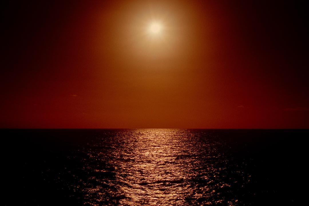 Ocean warmth [Nikon F2, Nikkor 200mm F4.0 AI-S, Provia 100F, ND1000+85B filters], shot on nikon f2 with fujifilm fujichrome provia 100