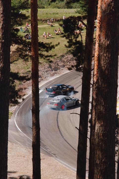 Uphill | Olympus IS-3000, 35-180mm f4.5, Ultramax 400
