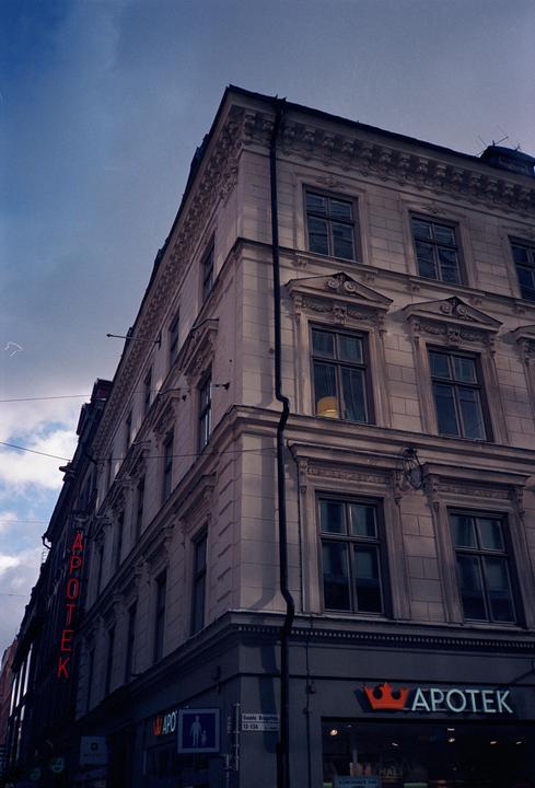 Afternoon city stroll. Olympus XA, Fujifilm Superia X-tra 400.