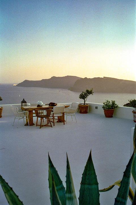 Managed to find a little piece of serenity in Santorini (Olympus OM10, 35mm f2.8, Portra 800)