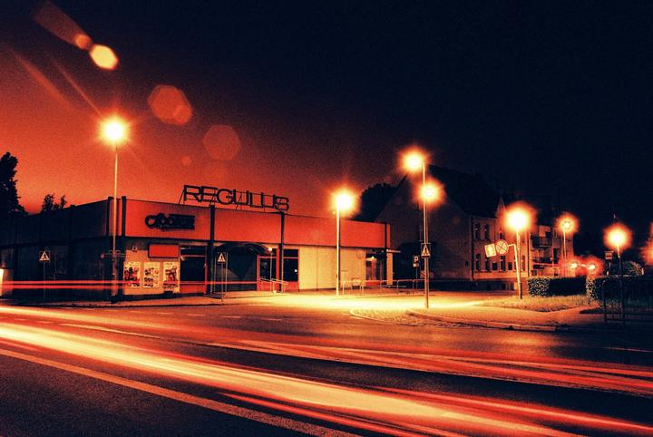 Harman red at night [Minolta SRT303b, 28mm f3.5, Harman Red]