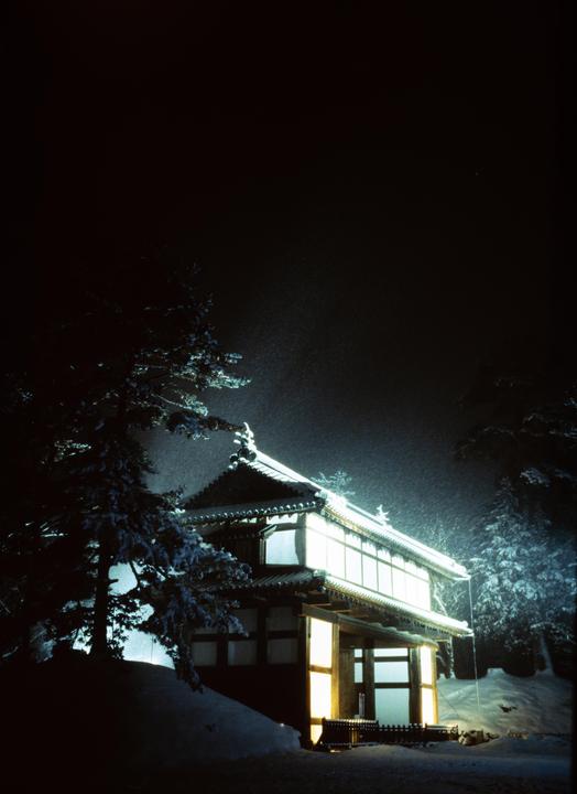 Gate in the snow - Ikon ZM - Voigtländer 35mm 1.2 III - E100 pushed +2