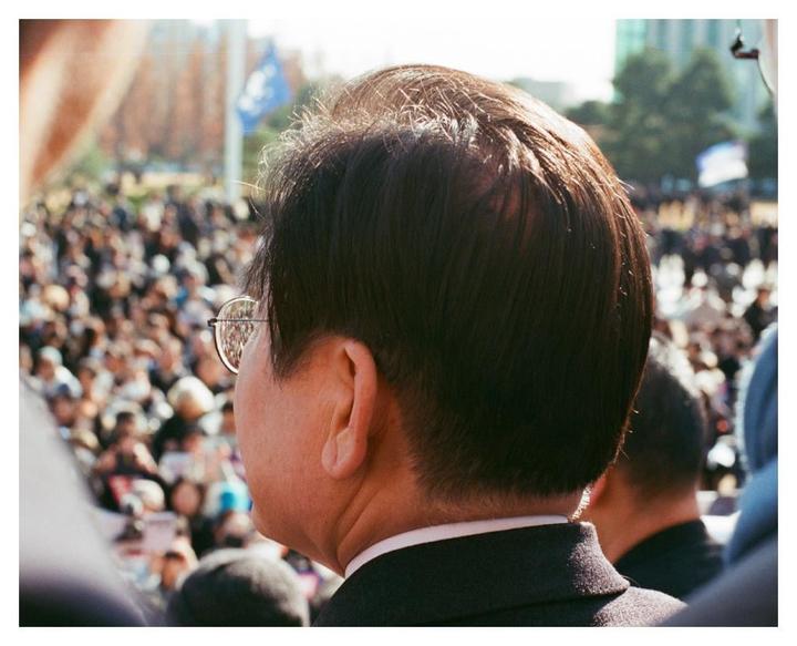 The chaos that ensued following martial law enactment in South Korea. A wild 24 hours. Fujifilm Superia X-TRA 400, Nikon F2as, 50mm.