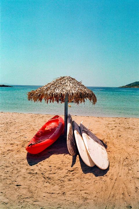 Peaceful day at the Agaean sea (Olympus OM10, 35mm f2.8, Portra 800)