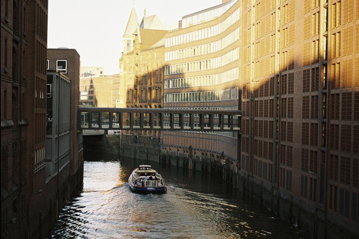 Summer evening in Hamburg [Nikon F60, Kodak Gold 200]