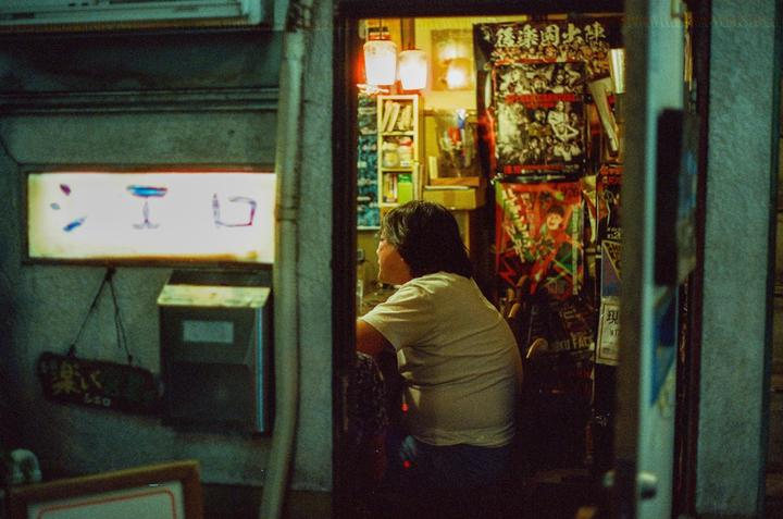 Nightlife in Tokyo with a film camera [Canon A1 - 50mm f/1.8 - Cyberpunk640T]