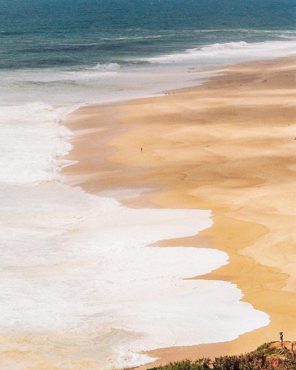 Nazarè beach [Nikon F3, 105mm F2.8 Kodak max 400