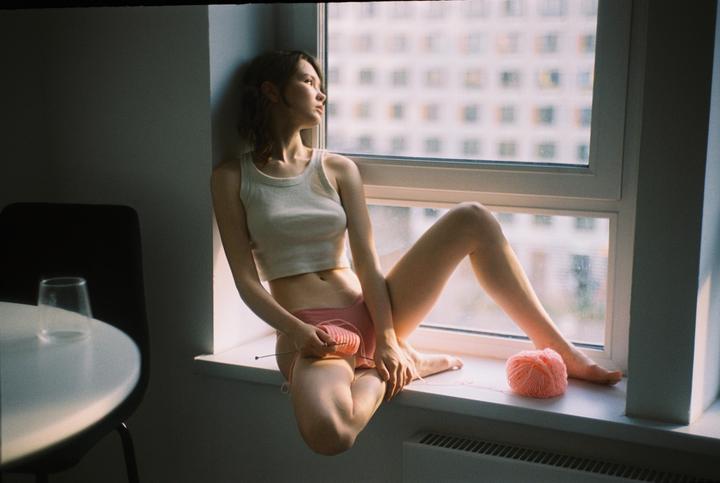 Knitting [Kiev 4A, Zeiss Sonnar 50/1.5, Portra 400]