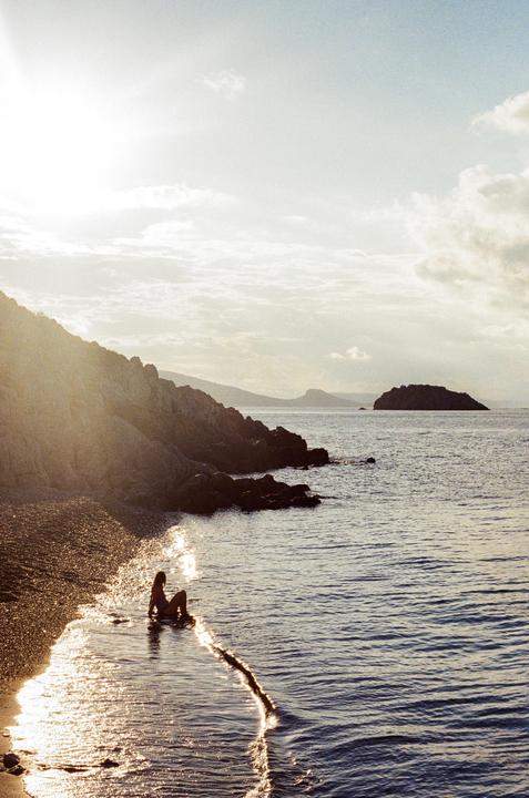 on the right beach(es) [canon eos 50 / f1.8 50mm / kodak gold 200]