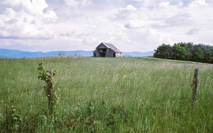 Old Farm on the Parkway [Nikkormat FTN, Nikkor 35mm f/2.8, Kodak Ultramax (expired)]