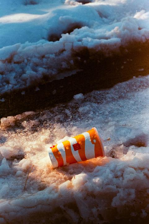 I like to take pictures of garbage. / Minolta SRT 101 / Portra 400