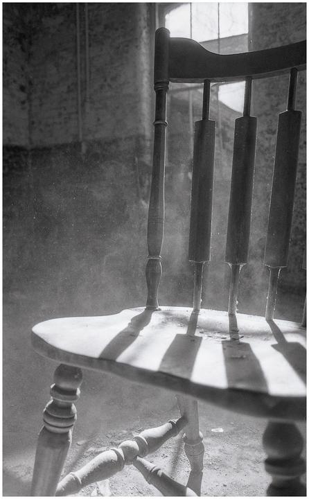 The Old Chair [Nikon N80 / Ilford HP5 400 / Nikkor 28-80 F3.5]