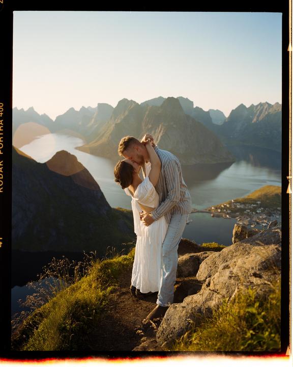 I photographed my friends engagement in Lofoten | Pentax 67, Portra 400, 55 3.5