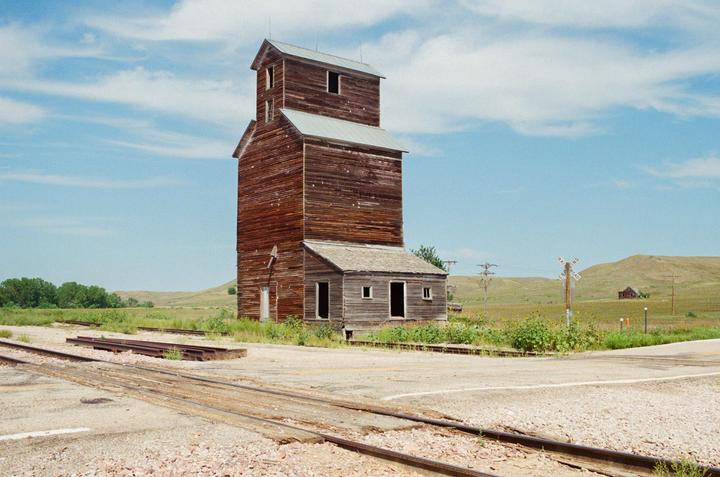Abandoned on the High Plains [Canon A1, Fuji400]