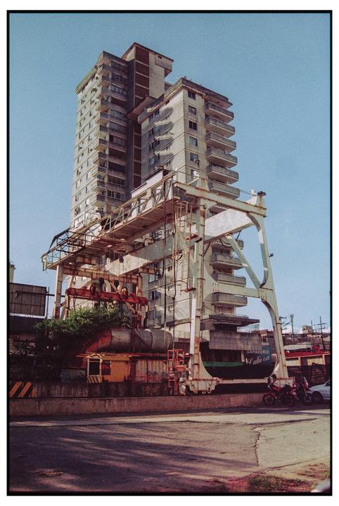 Abandoned construction  [Nikon F65, Nikon 28-80mm f/3.3-5.6G, Experied Ferrania 100]
