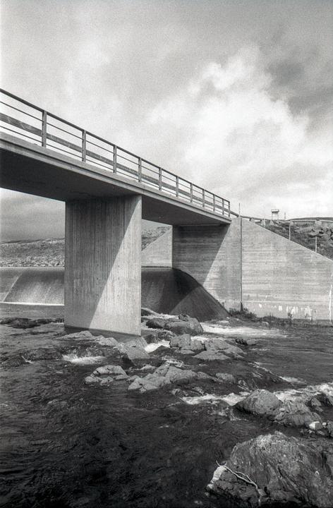 Concrete and water [Pentax ME Super, 28mm f/2.8, Fomapan 400 + red filter]
