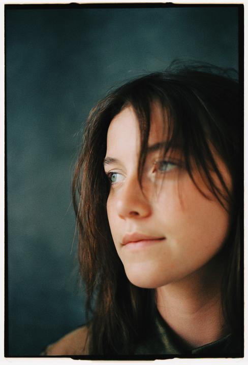 Lucy (Canon T2, 50/1.8, Portra 400)