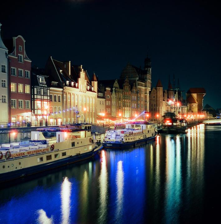 Long Waterfront [Zeiss Ikon Nettar 517/16 + Novar 75mm f6.3 + Cinestill 800T]
