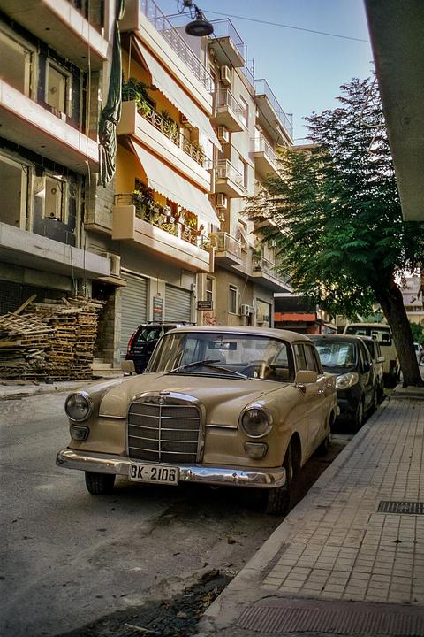 Streets of Athens [Olympus OM10 - Portra 800]