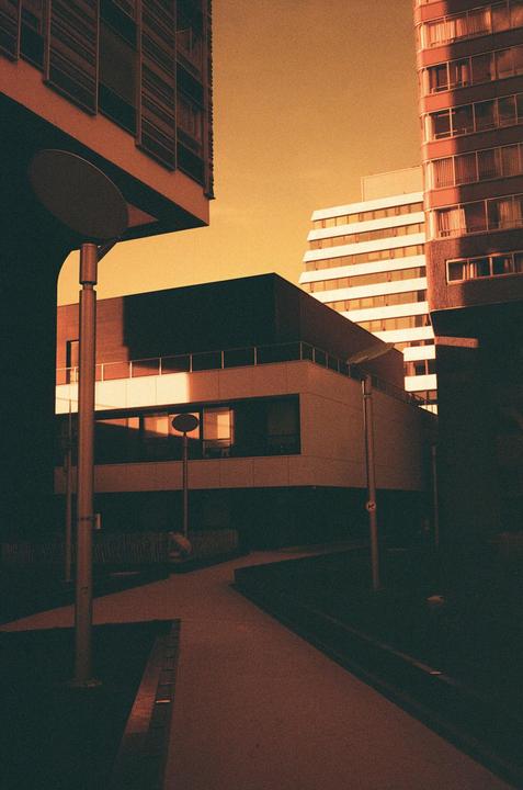 Lomo Redscale gives Paris some Bladerunner’s Vegas vibes (Leica M6 - Voigtlander 35mm)