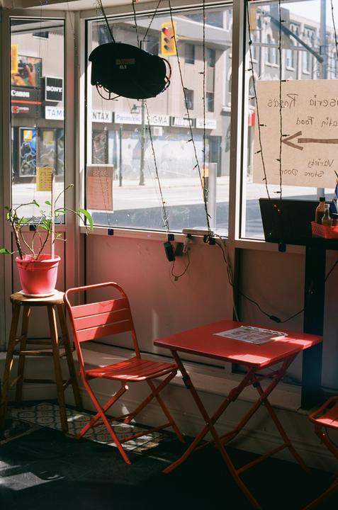 A good place for a snack | Nikkormat El | Nikkor 50 1.4 | Ektar 100