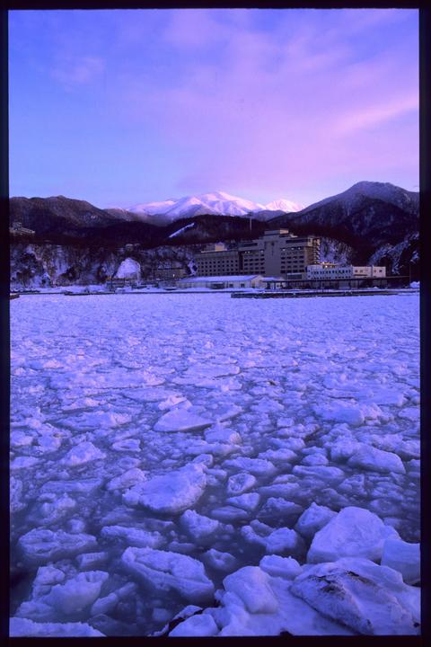 Drift ice in Hokkaido (EOS 5, Velvia 50)
