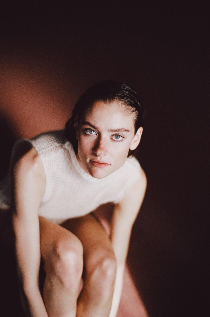 Amelia [Canon eos 7, 50/1.2 L, Portra 800], shot on canon eos 30 with kodak portra 800