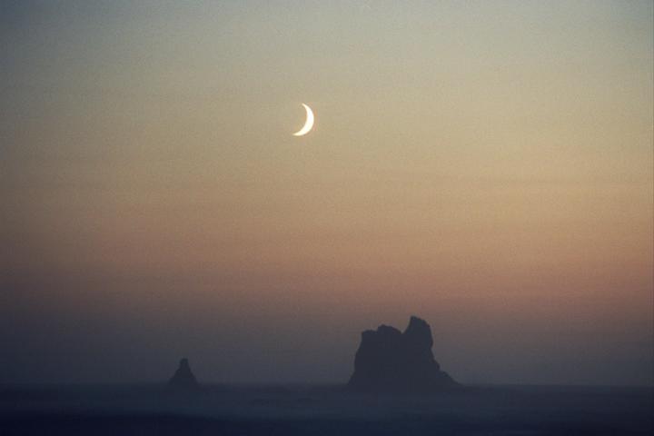 Sunset / Moonset, Olympic Coast [Canon AE-1 | Vivitar 70-210mm | Lomo 400]