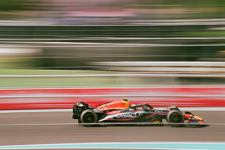 Bit of a Blur [Minolta x700, Sigma 70-210 f/4-5.6, SantaColor 100]