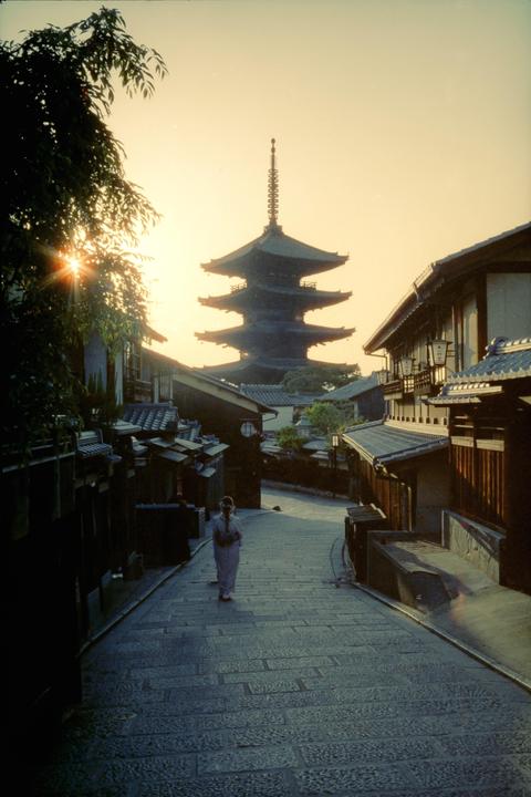 Early in Kyoto (Hexar AF, Cinestill 800t)