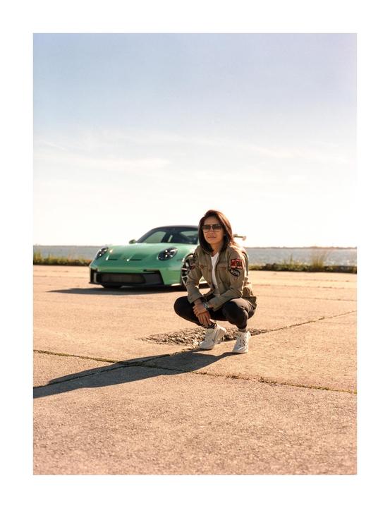 Grace and her car [645n - 400d]