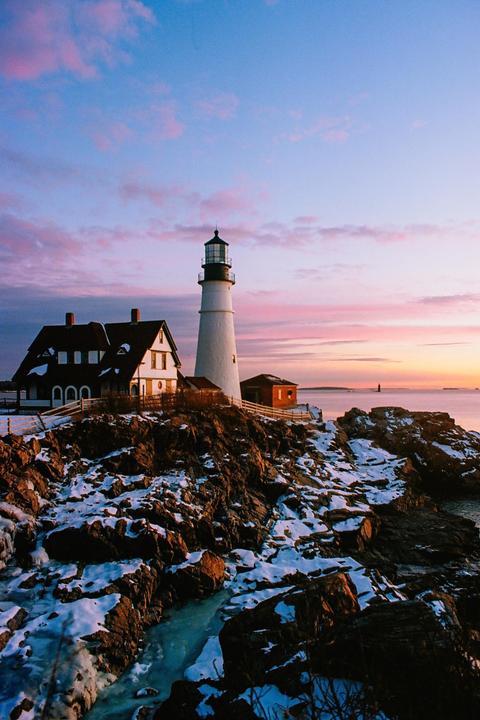 Lighthouse at sunrise [minolta srt 102 | 28mm f/3.5 | Ektar 100]