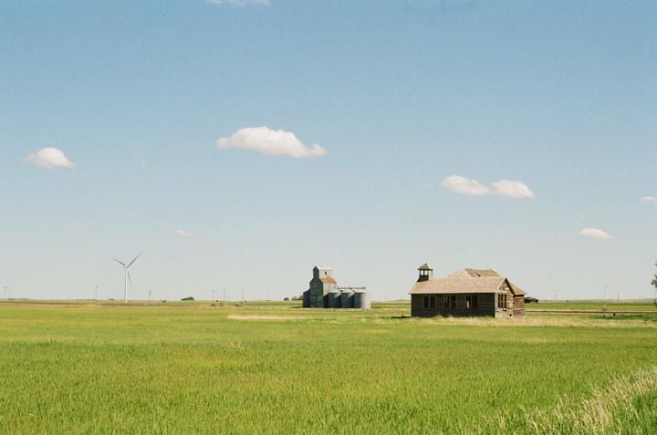 [OC - Nikon FE, Nikkor 50mm F2 AI, Kodak Gold 200] Decay On the Prairie
