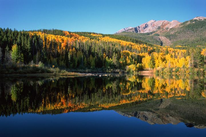 Rainbow lake [Velvia 50, 28mm, Leica M6]