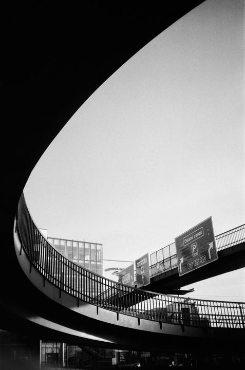 Curve [Canon Prima Zoom 76, Foma 200]