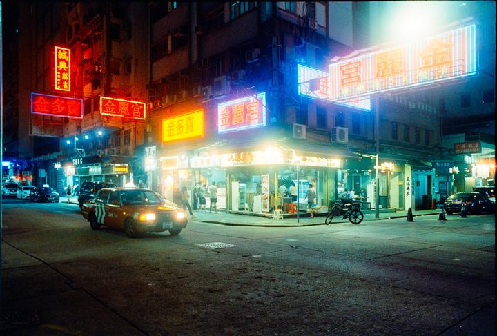 Name one thing better than neons and film! [Olympus OM-1, Zuiko 28mm 3.5, Cyberpunk 640t]