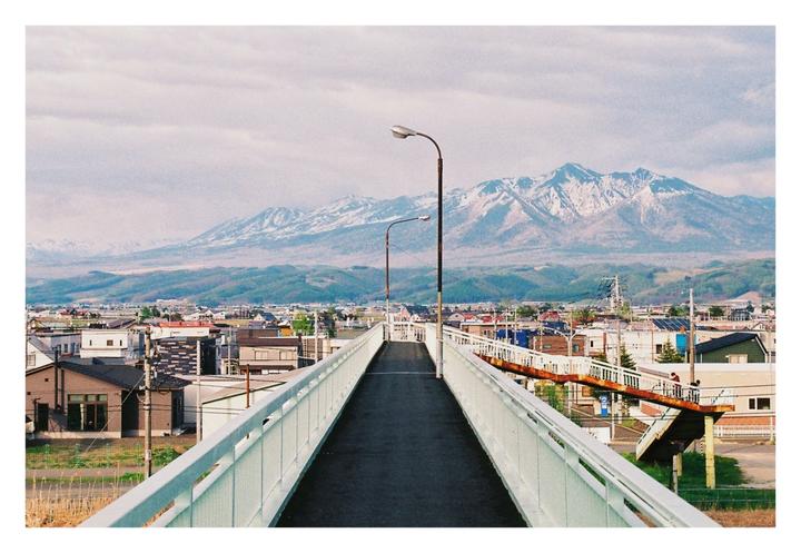 Mountains above town [Nikon FE, 50mm, Fuji Superia Premium 400]