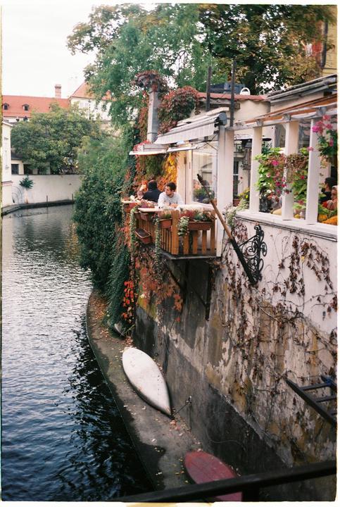 Peaceful dinner / Rollei35S 40mm Kodak 200/