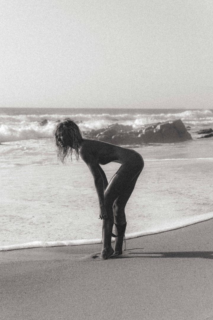 First post, of course it’s a “tasteful” nude. let’s see Reddit’s take. (Canon T90, 50mm, kentmere 400 pushed 1+ Stop), shot on canon t90 with kentmere 400