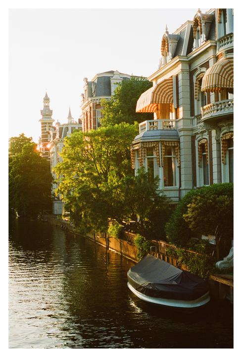 How can you not like Amsterdam [ Olympus om-10, 50mm 1.8, portra 800 ]