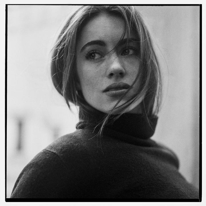Hannah, Lenbachhaus, 2023 [Mamiya C3 / Sekor 80mm f2.8 Chrome / Kodak T-Max 400 pushed to 800]
