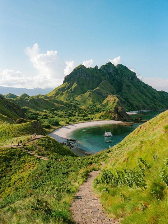 Magic of Padar [Contax G1, 28mm, Fuji 400/ProImage 100]